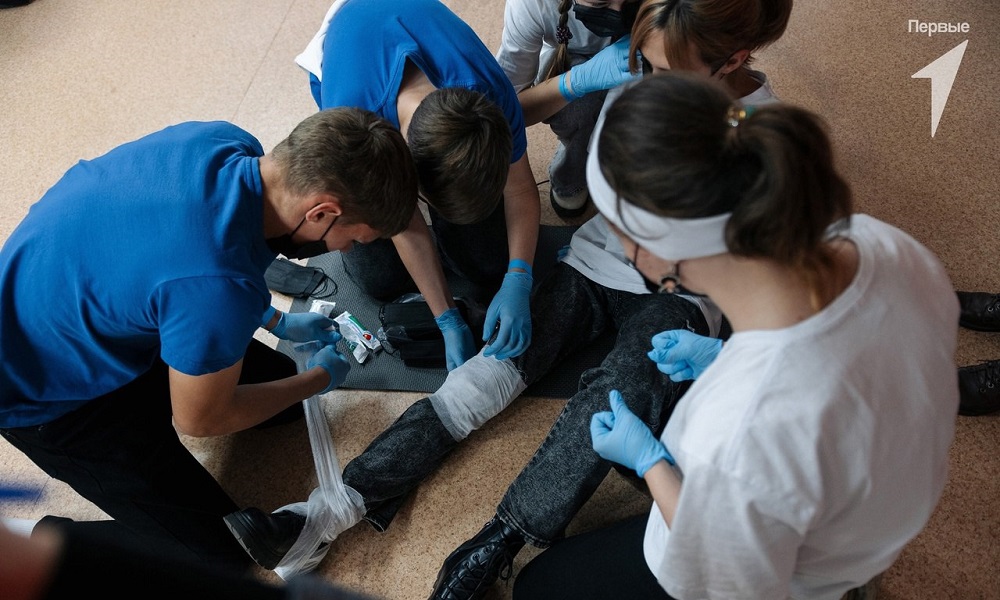 Команда Нововаршавского района стала чемпионом соревнований по оказанию первой помощи