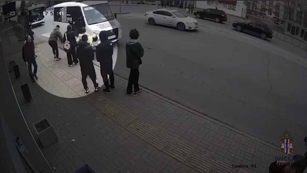 В Омске под суд пойдёт мужчина, который толкнул женщину под колёса маршрутки