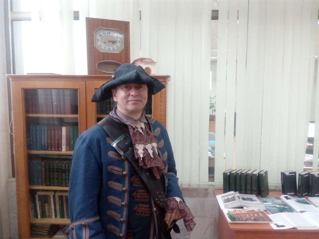 Ильдар в библиотеке.jpg