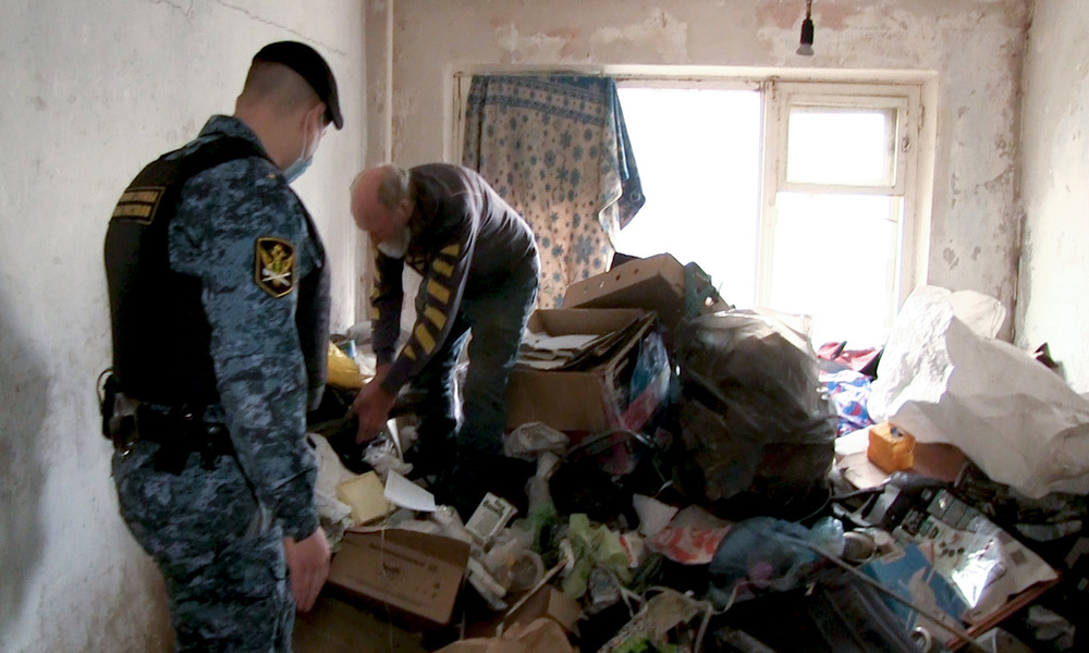 Омича заставили навести порядок в зловонной квартире через суд  