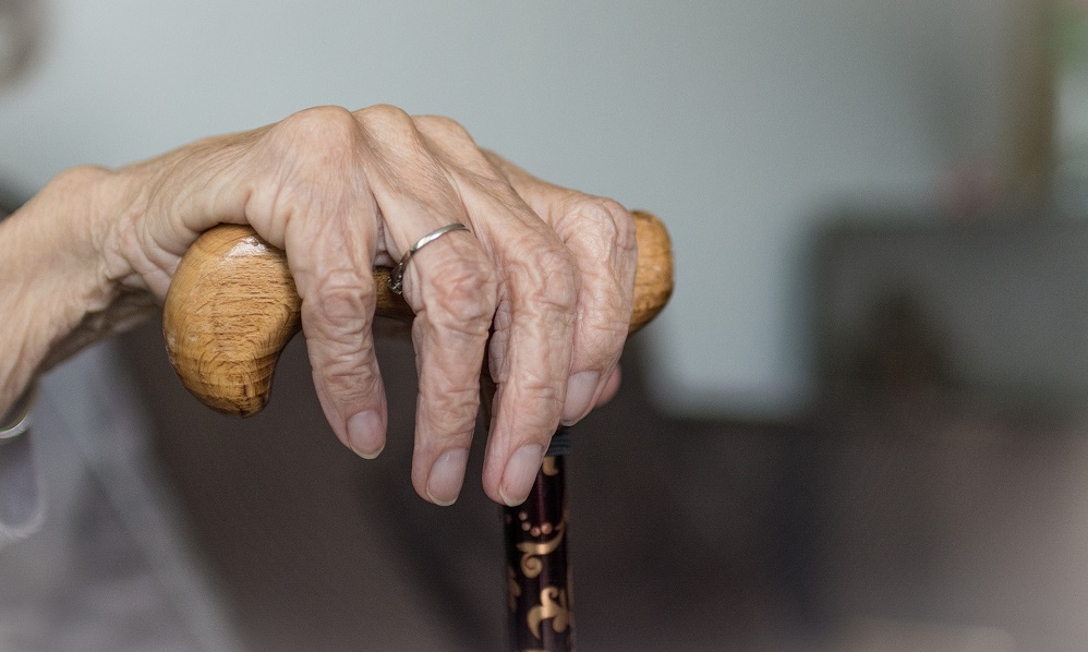 Омич оставил 97-летнюю мать в запертой квартире на шесть дней без еды и воды 