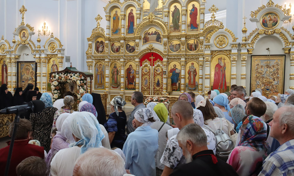 В Омске митрополит Дионисий совершил Божественную Литургию в Успенском соборе