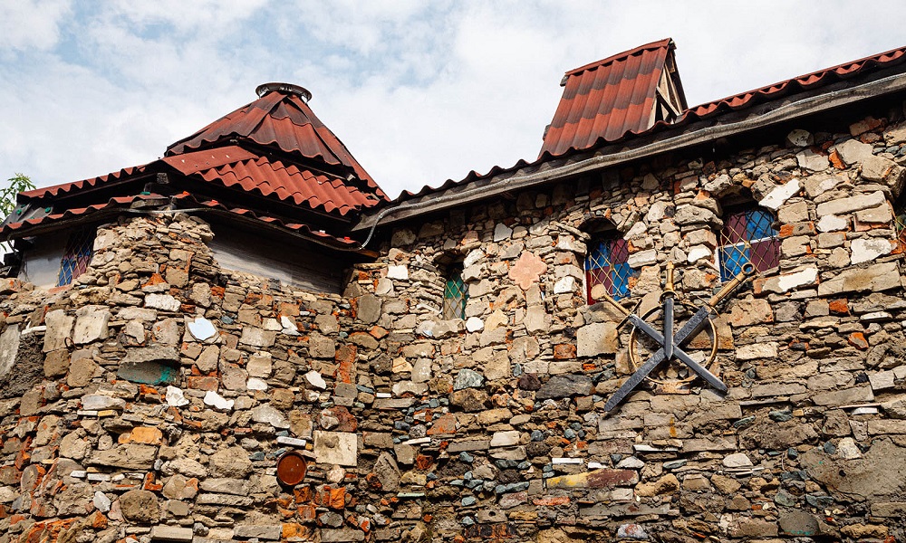 Средневековый замок из арматуры под Омском попал в в энциклопедию народных арт-объектов 