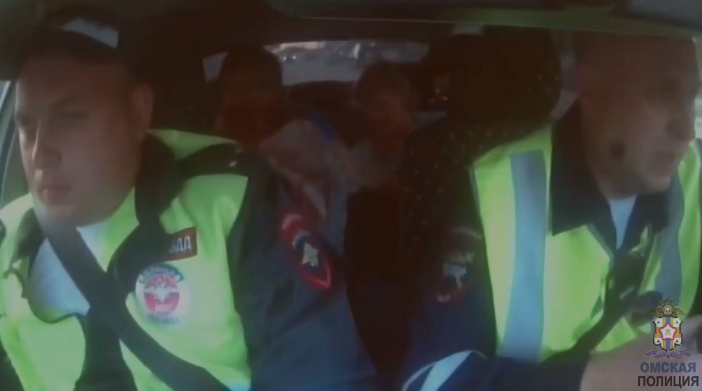 Омские дорожные патрульные помогли доставить в больницу мужчину, который получил травму на даче