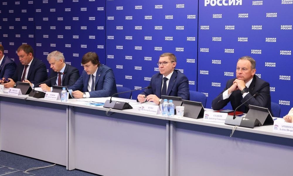 На федеральном штабе «Единой России» и минпросвещения обсудили капремонт и строительство школ и детсадов в Омской области