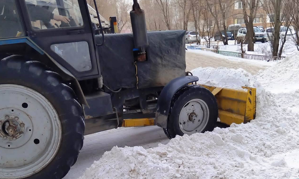В Ленинском округе Омска расчистили дворы на семи улицах