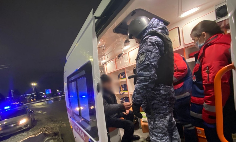 Омские росгвардейцы помогли замерзавшему на улице мужчине