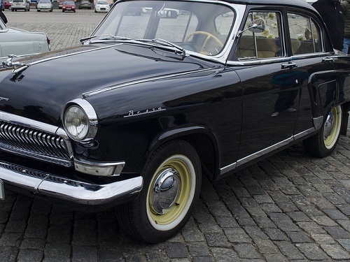 Подросток в Омской области угнал "Волгу"