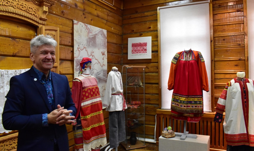 Почему у молодых наряды были красными, а у старух — в клетку? Об этом рассказал коллекционер Сергей Глебушкин