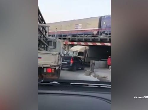 В Омске фура застряла в тоннеле