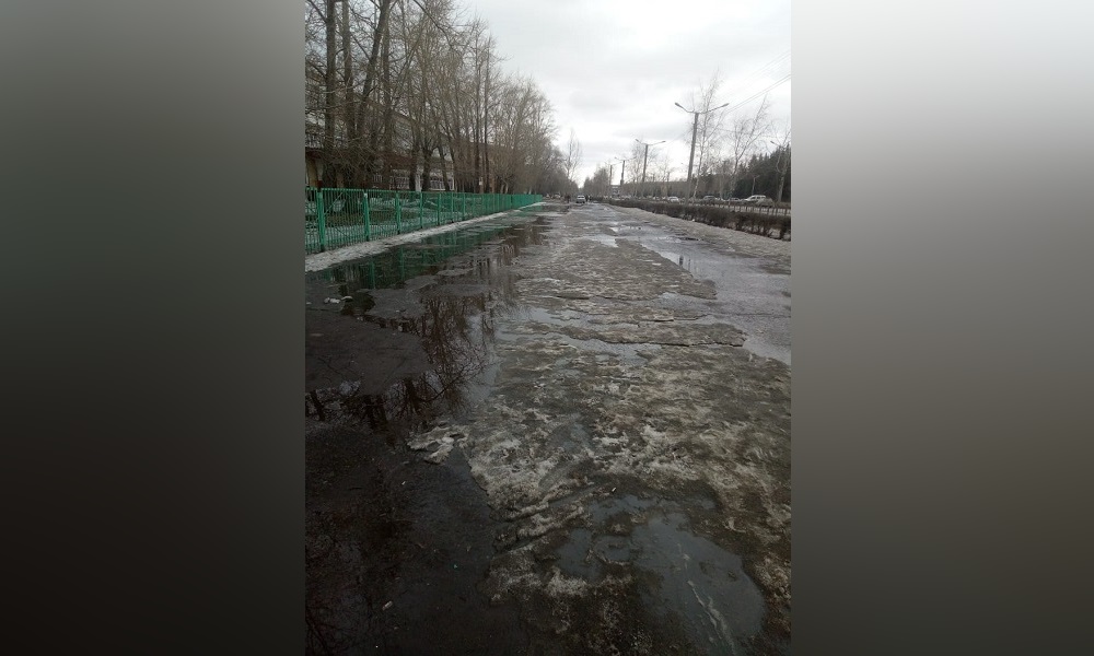 Специалисты дорожных служб круглосуточно откачивают воду с улиц Омска