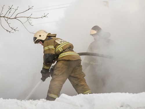 В Омске ночью пожарные спасли семью из огня