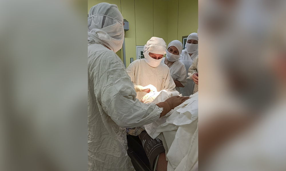 Омские онкологи и офтальмологи совместно спасли пациента с редкой опухолью