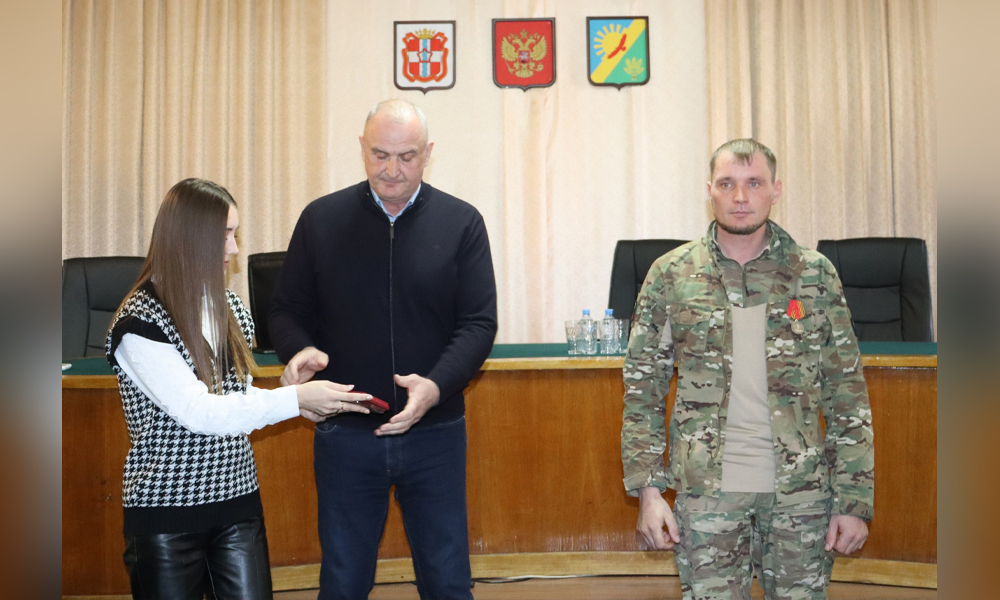 Участнику СВО из Русско-Полянского района вручили медаль Жукова