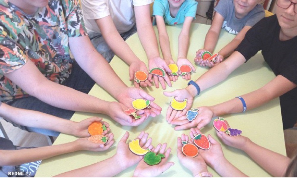 Юные стахановчане раскрасили деревянные фигурки, присланные из Омской области