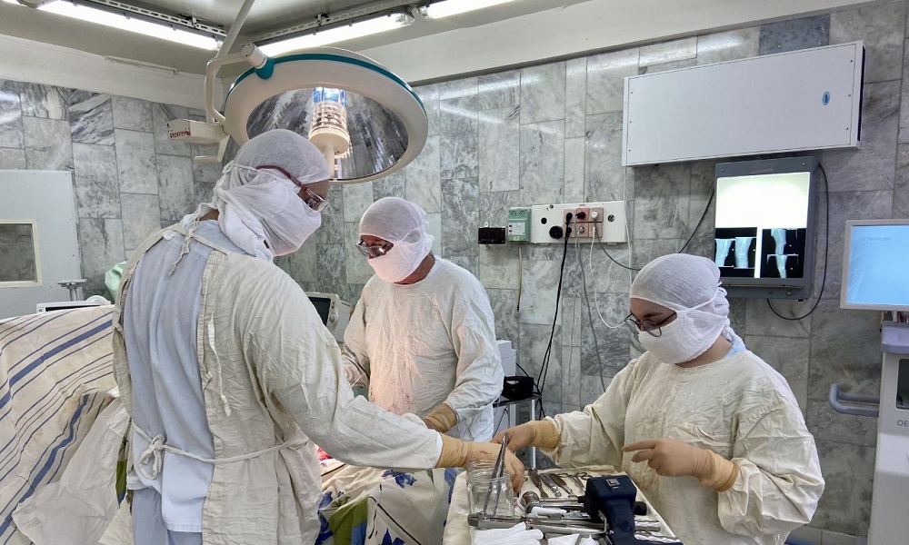 Омские хирурги спасли пожилую женщину от инвалидности