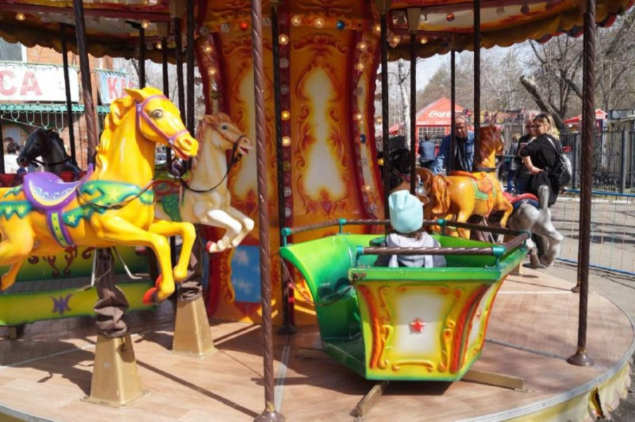 В омских парках продолжат работать аттракционы 