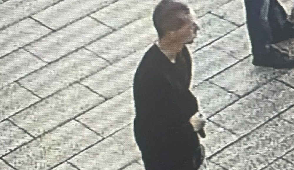 Омские полицейские разыскивают подозреваемого в краже телефона