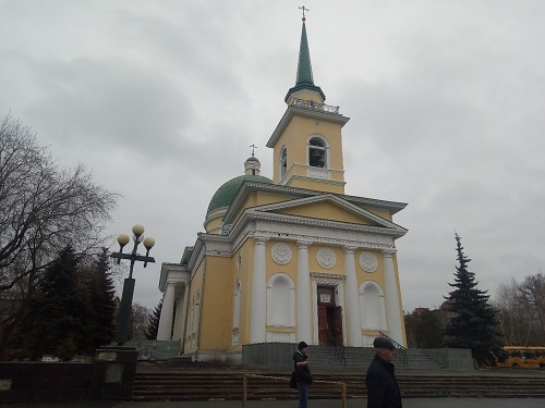 Свято-Никольский собор в центре Омска огородили забором