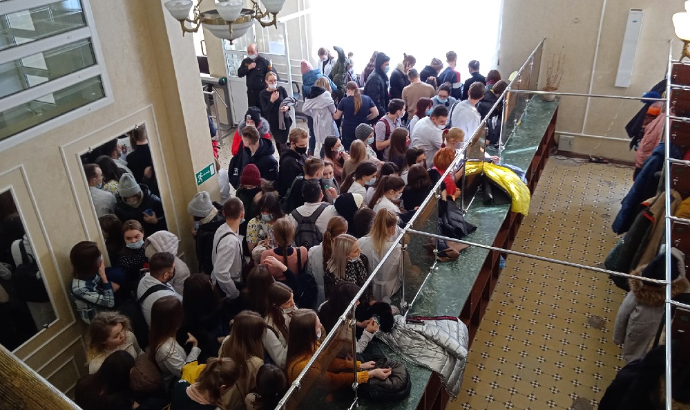 В омском вузе студенты устроили давку в гардеробе 