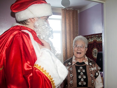 Омичи могут порадовать новогодними подарками бабушек и дедушек из домов престарелых