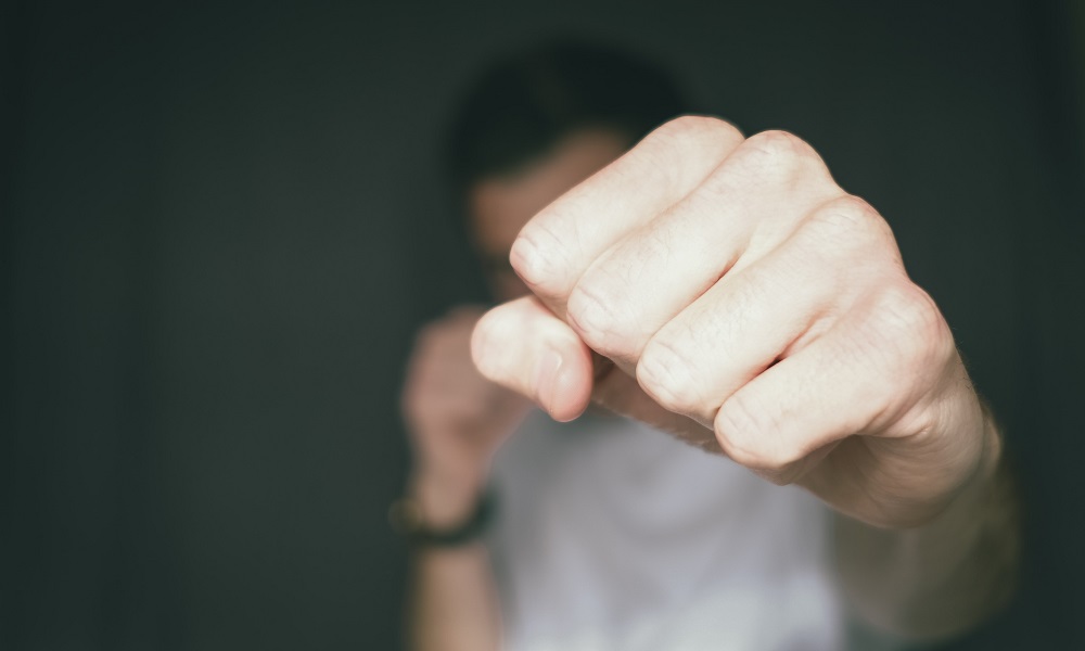 В Омске двое подростков избили и ограбили 15-летнего школьника