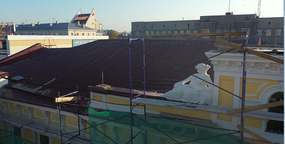 Над главным корпусом омского училища имени Шебалина теперь парят музы