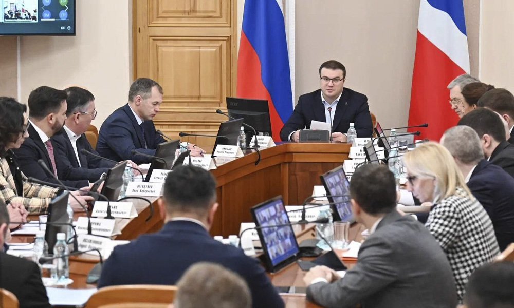 Виталий Хоценко поручил муниципалитетам и управляющим организациям Омской области своевременно очищать крыши и прилегающие территории