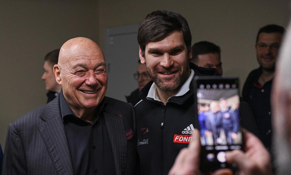 Премьеру документального фильма про «Авангард» в Омске посетил журналист Владимир Познер 