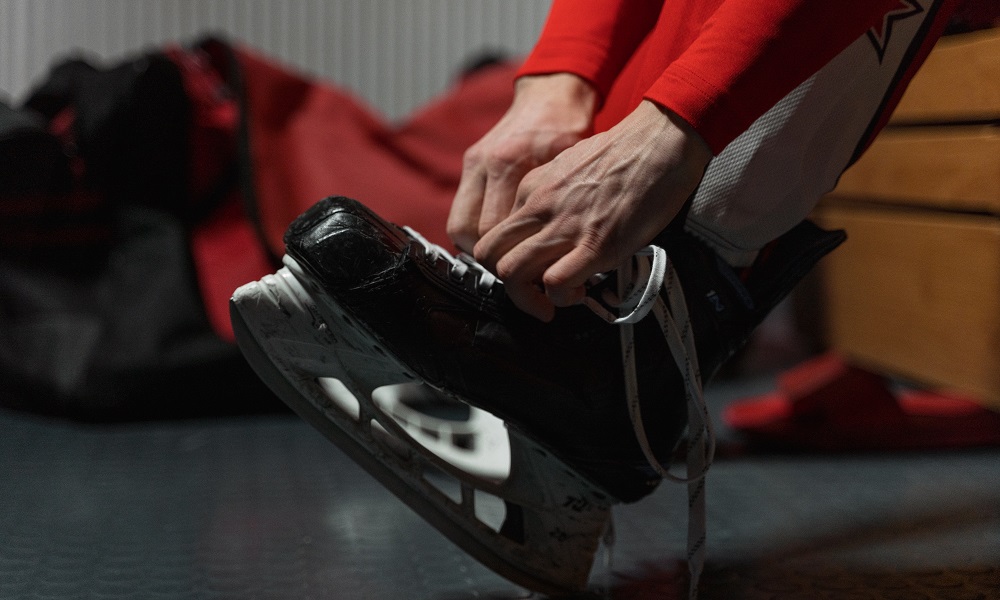 Дзюдоисты, конькобежцы и биатлонисты: дайджест 12 канала про омичей и спорт