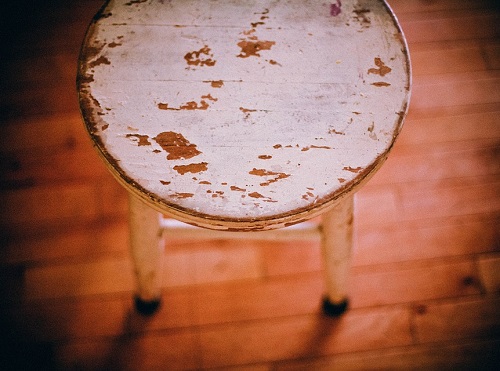 Омич "успокоил" табуретом воющую мать