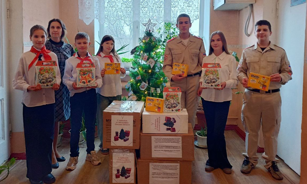 Минцифры Омской области передало новогодние подарки школьникам Стаханова