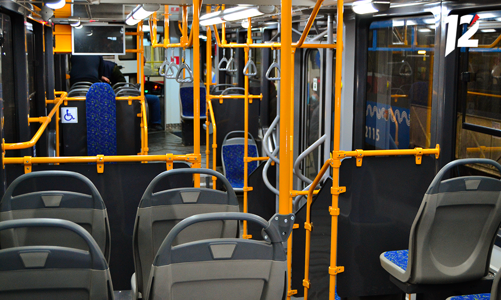 В Омске кондуктор разорвала удостоверение школьника 