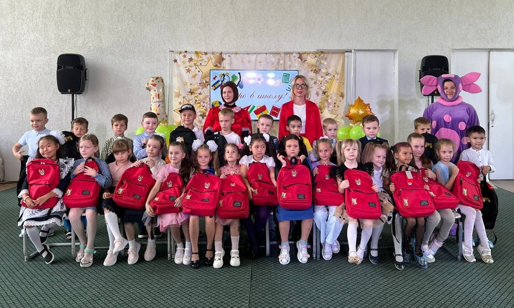 Детям участников СВО в Омске передали портфели к новому учебному году