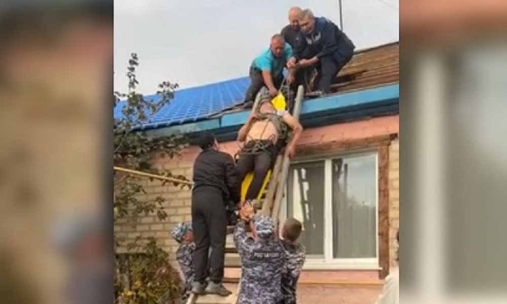 Росгвардейцы помогли бригаде скорой помощи в спасательной операции: мужчина сорвался с крыши