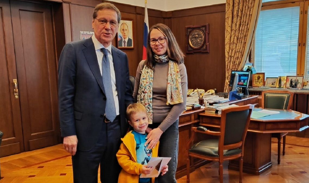 Первый зампредседателя Госдумы РФ Александр Жуков помог юному омичу увидеть парад Победы в Москве