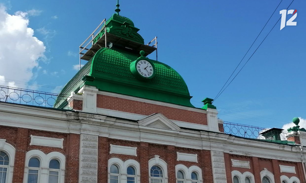 На Любинском проспекте продолжается ремонт омских курантов