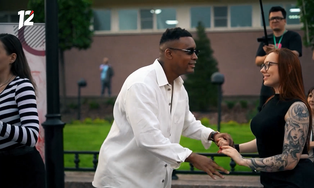 Проект 12 канала «Наши иностранцы. Омск» (12+) показали на большом экране