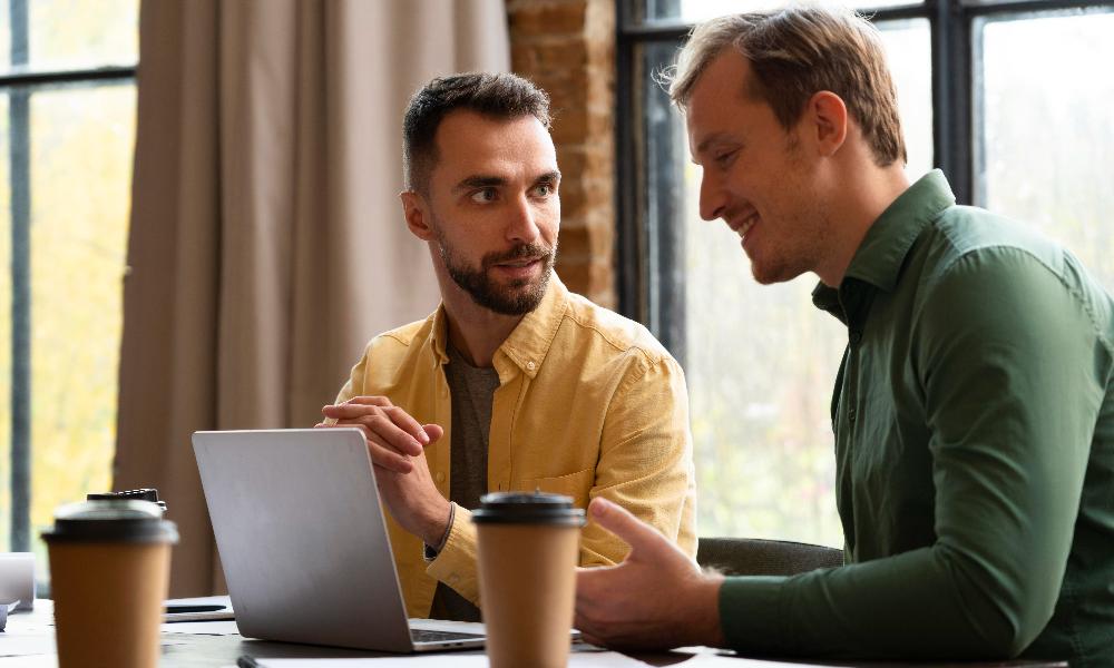 «Одноклассники» совместно с экспертами Работы.ру выяснили, о чём говорят мужчины на работе