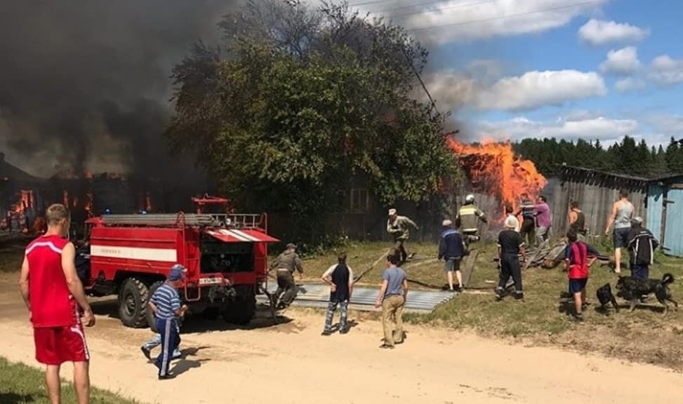В одном из тарских посёлков полыхают сразу несколько частных домов