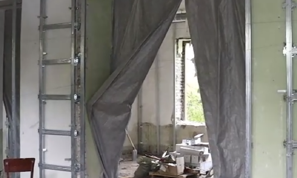 Омские строители ремонтируют помещение под МФЦ в Стаханове