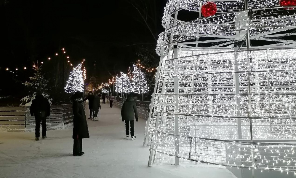 На катке в Воскресенском сквере организуют бесплатный вход и оплату по банковским картам