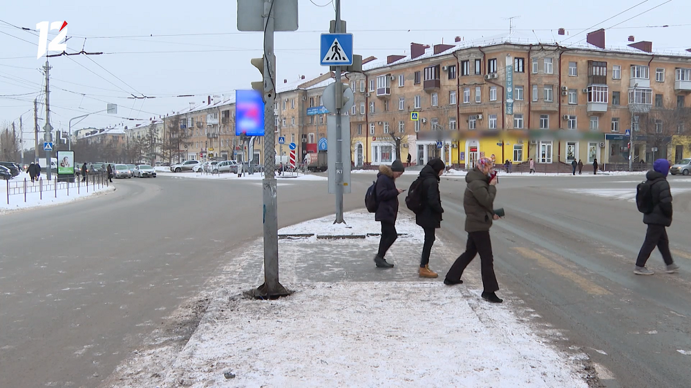 На светофоре у «Кристалла», где несколько раз сбивали пешеходов на островке безопасности, убрали секцию для поворота