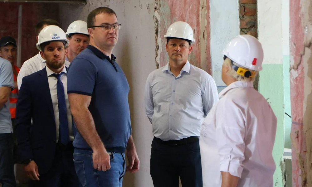 Виталий Хоценко проинспектировал ход ремонта школы в Русско-Полянском районе