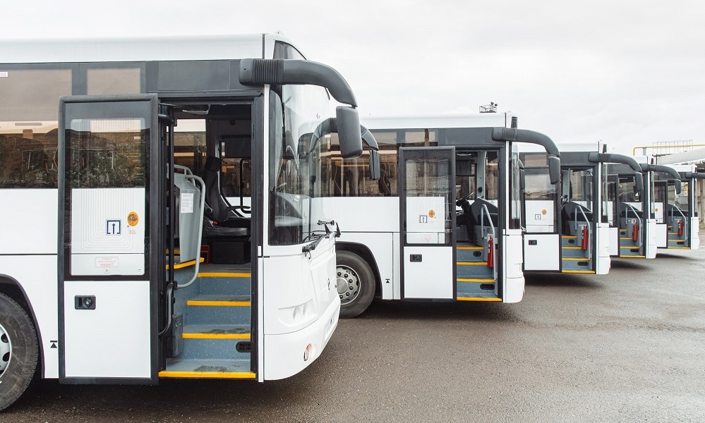 В «Омскоблавтотранс» передали пять современных автобусов для междугородних поездок 