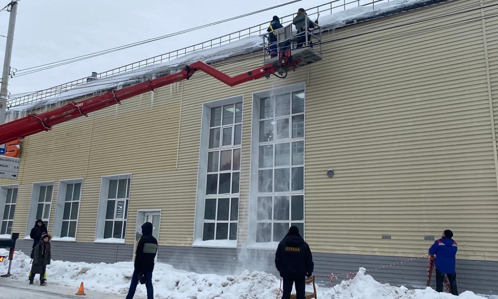 В Омске собственников зданий могут оштрафовать на сумму до 40 тысяч рублей за неубранные сосульки на крышах