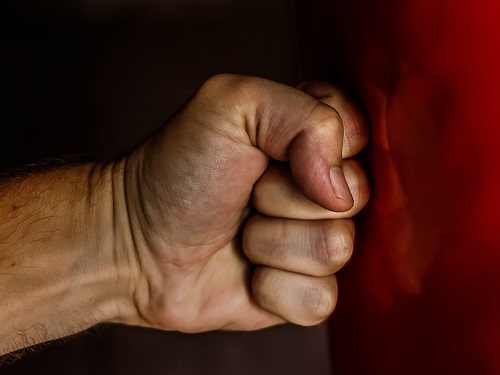 Жителя Омской области задержали за причинение вреда здоровью женщины