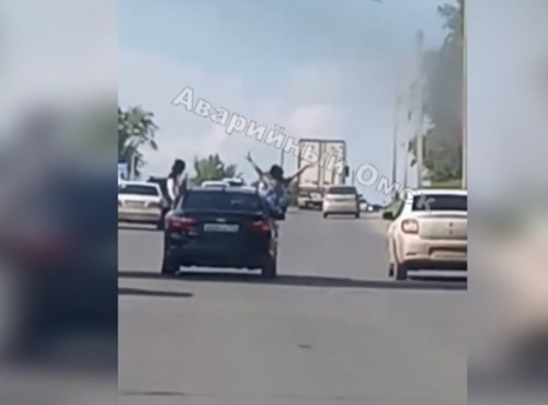 Высунувшимся из авто омичкам грозит штраф