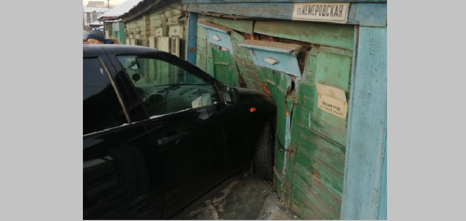 В Омске машина пробила стену частного дома: 12 канал пообщался с потерпевшими