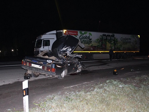 На трассе Омск - Тюмень пьяный водитель "Волги" врезался в фуру, двое погибли